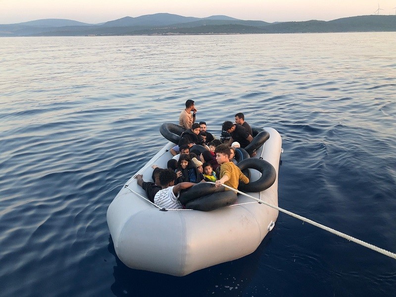 İzmir'de göçmen operasyonunda 104 göçmen kurtarıldı