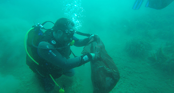 Ünlü sanatçı Ata Demirer deniz dibinde çöp topladı