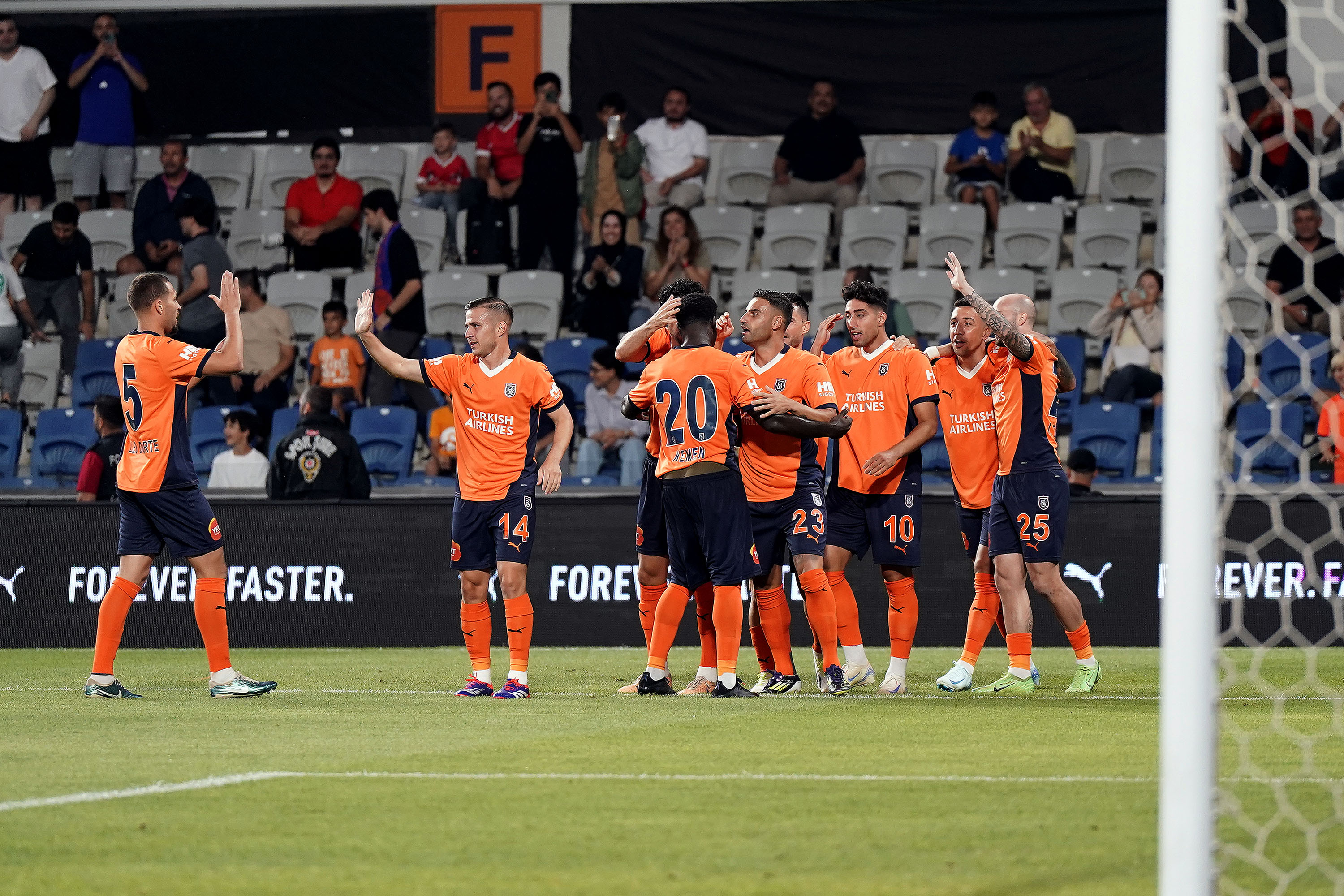 Başakşehir ilk maçtan turladı: 6-1