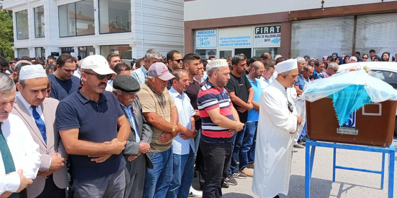 Elmadağ'da kopan TIR tekerinin çarpması sonucu yaşamını yitiren genç  kız son yolculuğuna uğurlandı