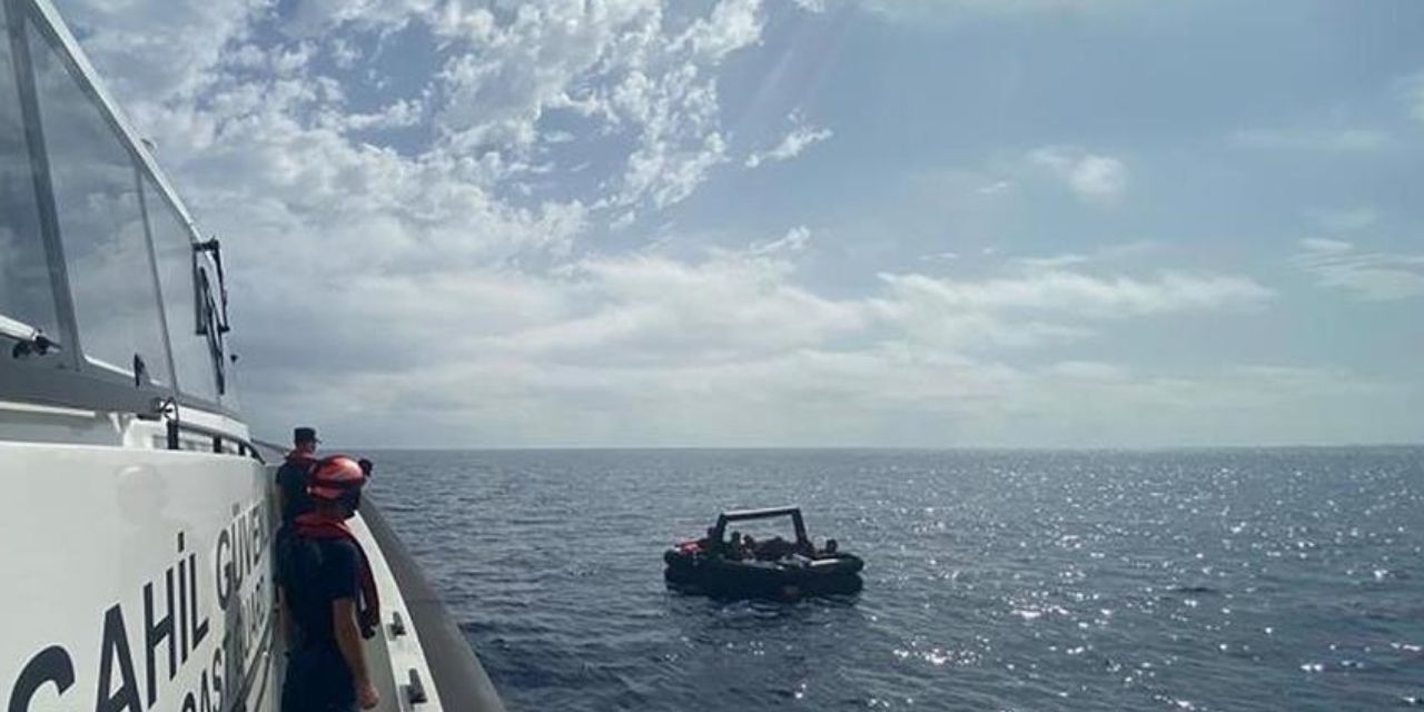 Yunanistan denize bıraktı I Türkiye'ye ait sahil güvenlik botu kurtardı!