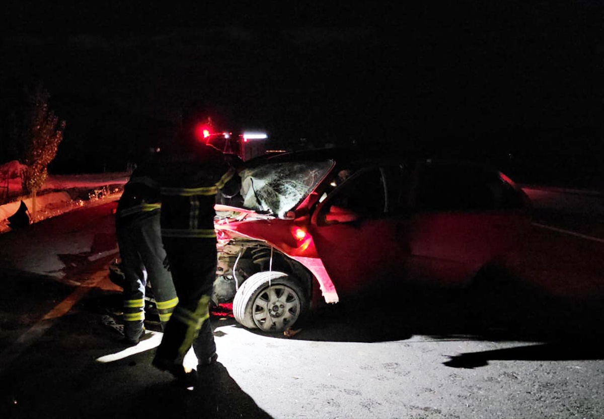 Traktör ve otomobilden korkutan kaza