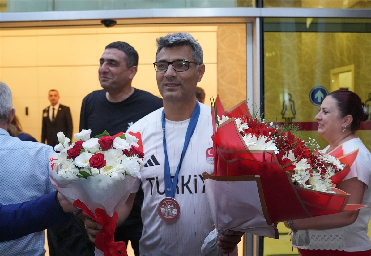 Fenomen atıcı Yusuf Dikeç, Ankara'ya döndü