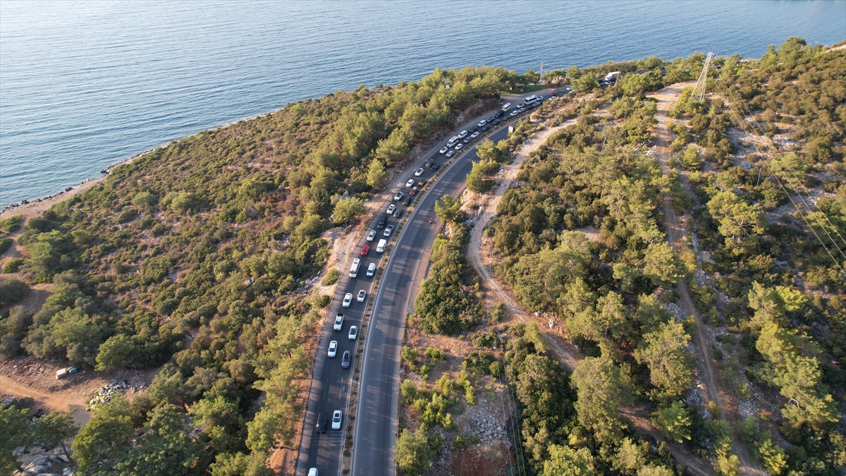 Bodrum'da yaz aylarında bilindik görüntüler... Araç kuyruğu oluştu