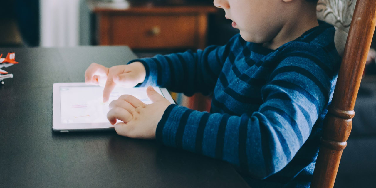 Tablet kullanımına bağlı olarak çocuklarda skolyoz riski artıyor