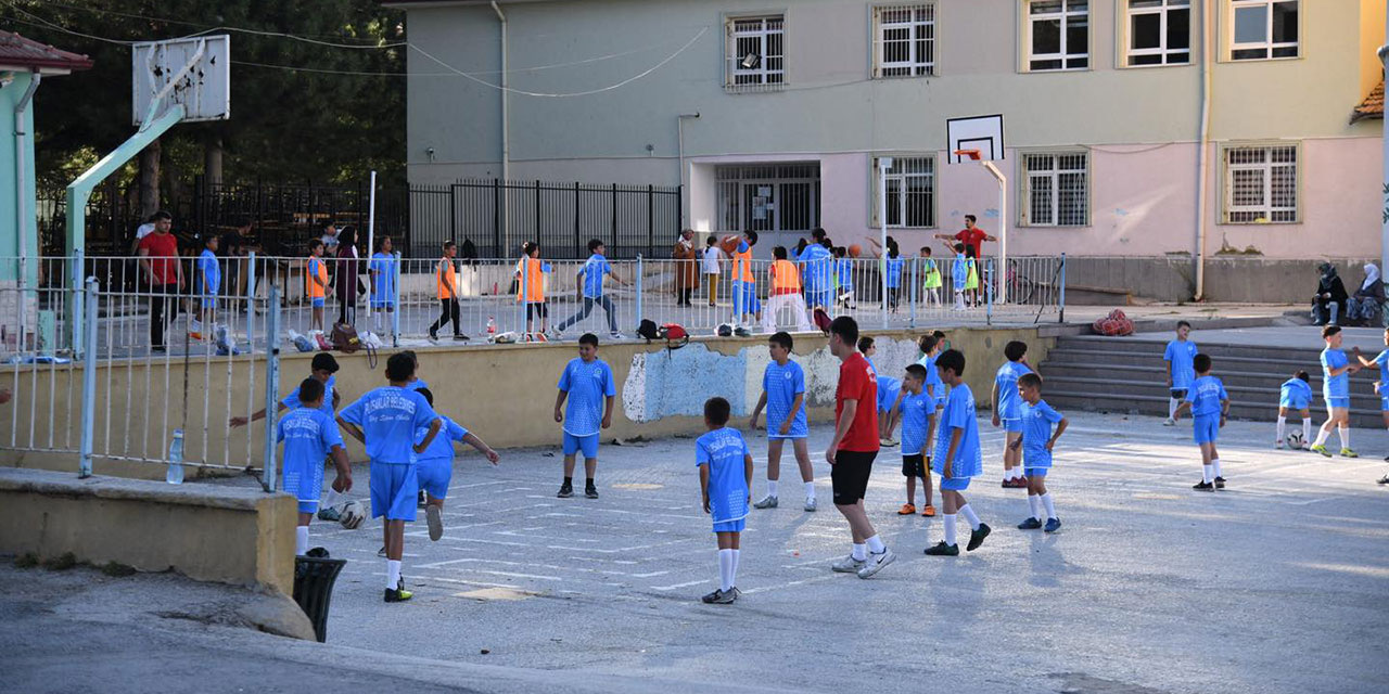 Pursaklar'da spor eğitimi alan çocuklara kıyafet dağıtıldı