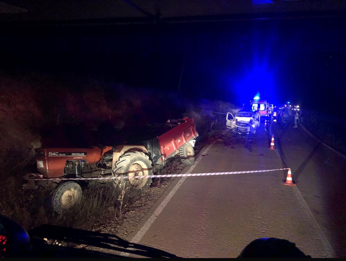 Balıkesir'de otomobil traktöre çarptı: Ölü ve yaralı var