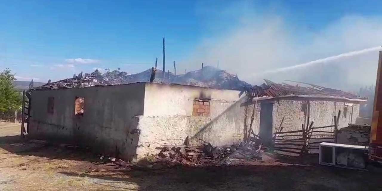 Yozgat'ta ahır yangını ev ve samanlığa sıçradı