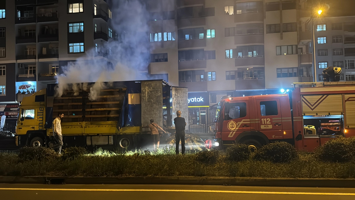 Rize'de karton yüklü TIR'ın dorsesi yandı