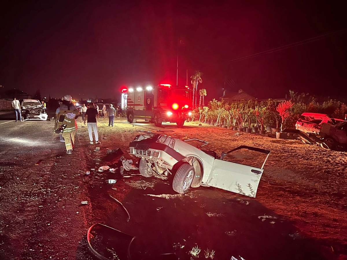 İzmir'de hatif ticari araç ile otomobilin çarpıştığı kazada 5 kişi yaralandı