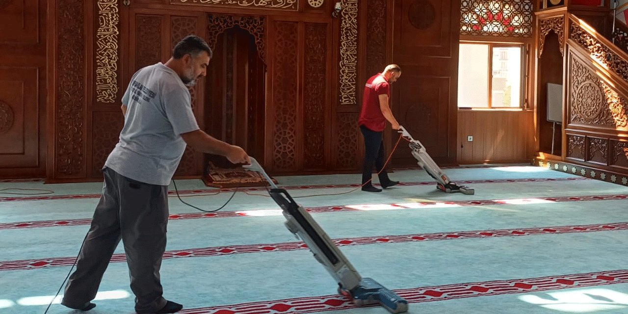 Pursaklar'da camiler köşe bucak temizleniyor