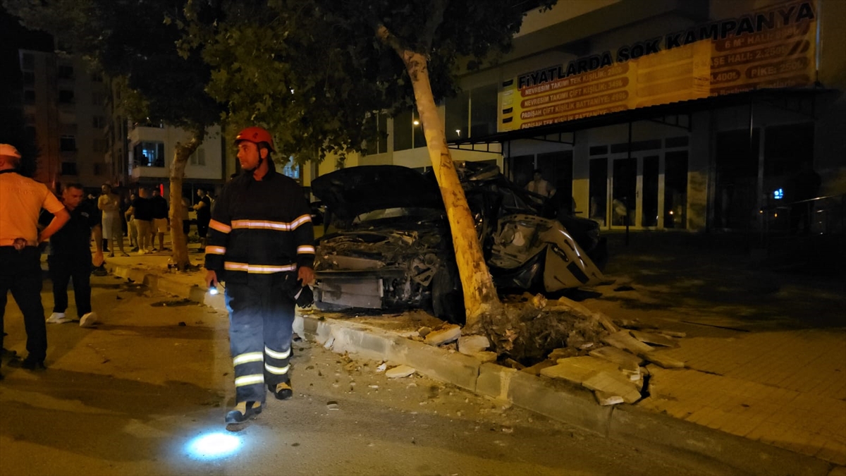 Çorum'da ağaca çarpan otomobildeki 1 kişi öldü, 1 kişi yaralandı