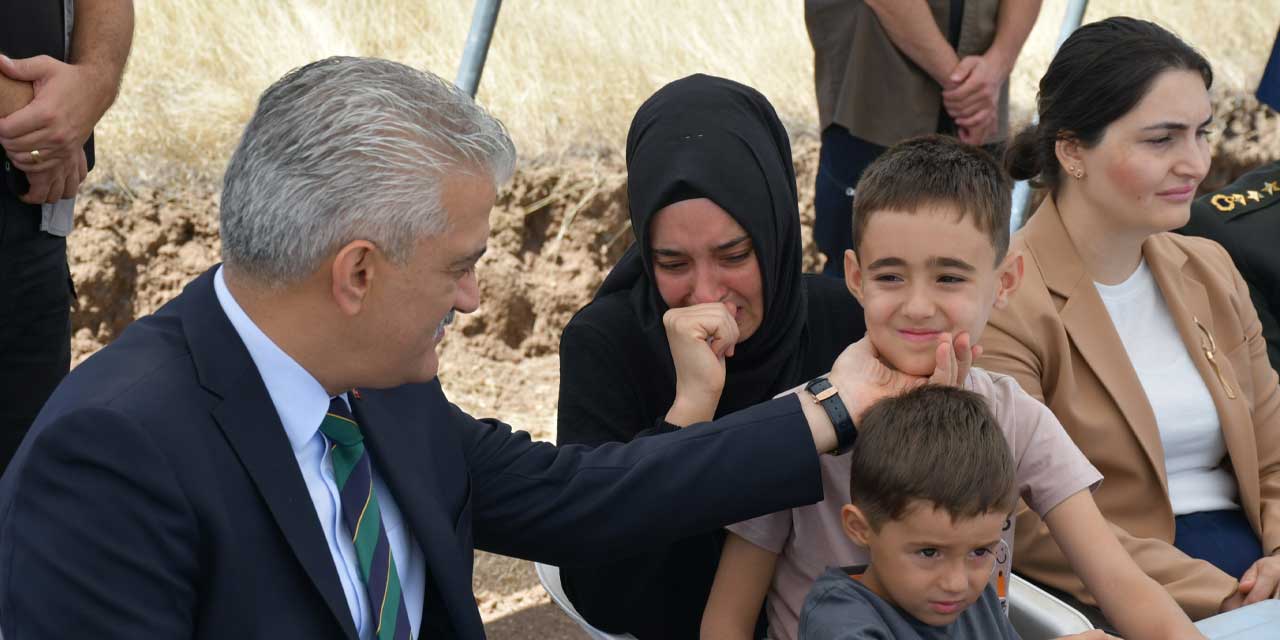 Kırıkkale Valisi Mehmet Makas, Şehit Hüseyin Karakoç'un ailesine şehadet belgesini teslim etti