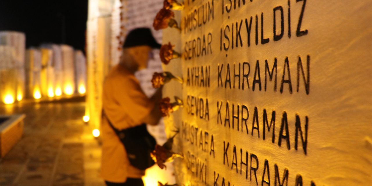 Marmara Depremi'nde hayatını kaybedenler için anma programları düzenlendi