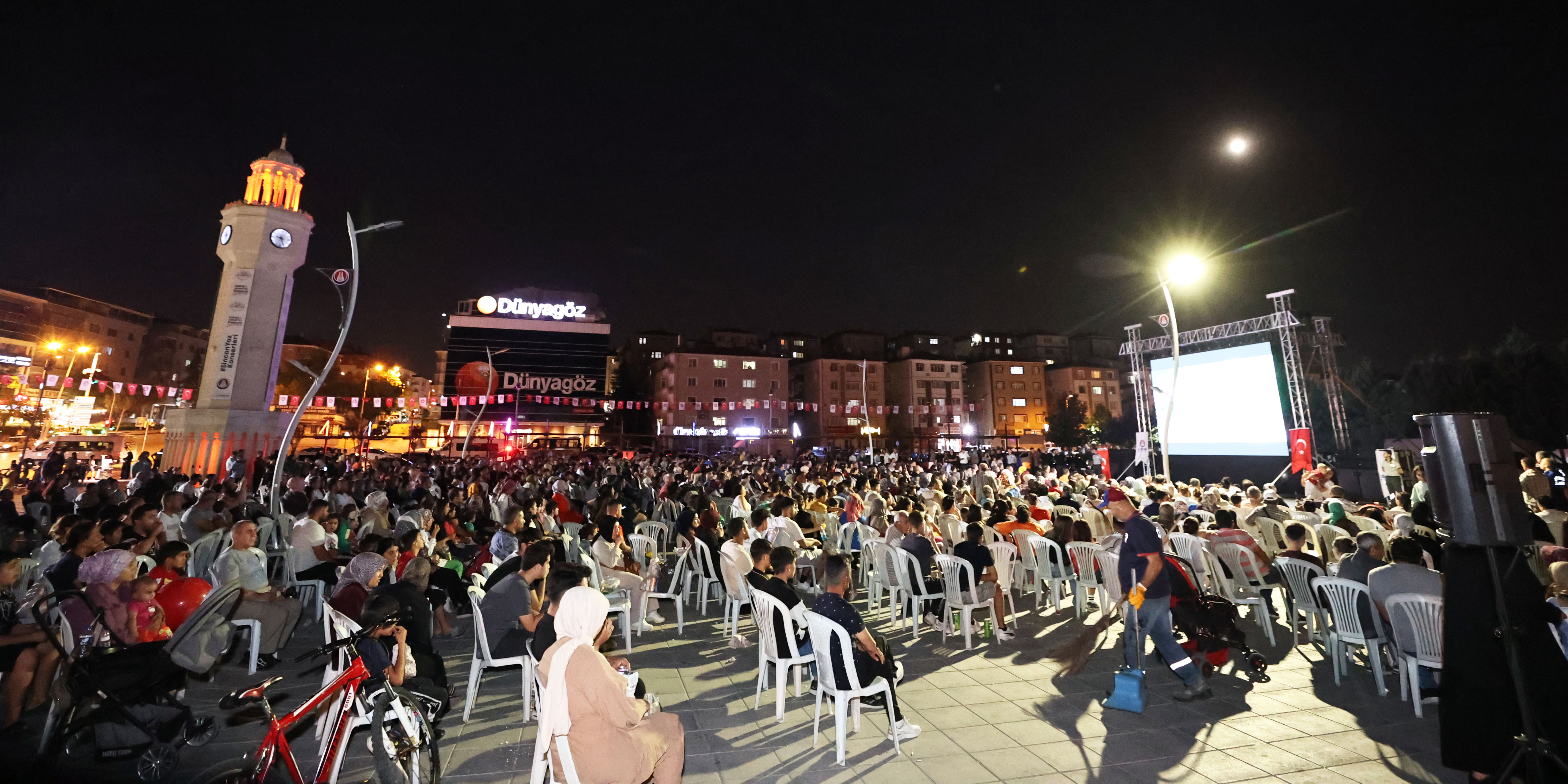 Sincanlılar Kent Meydanı’nda açık hava sinemasında buluştu