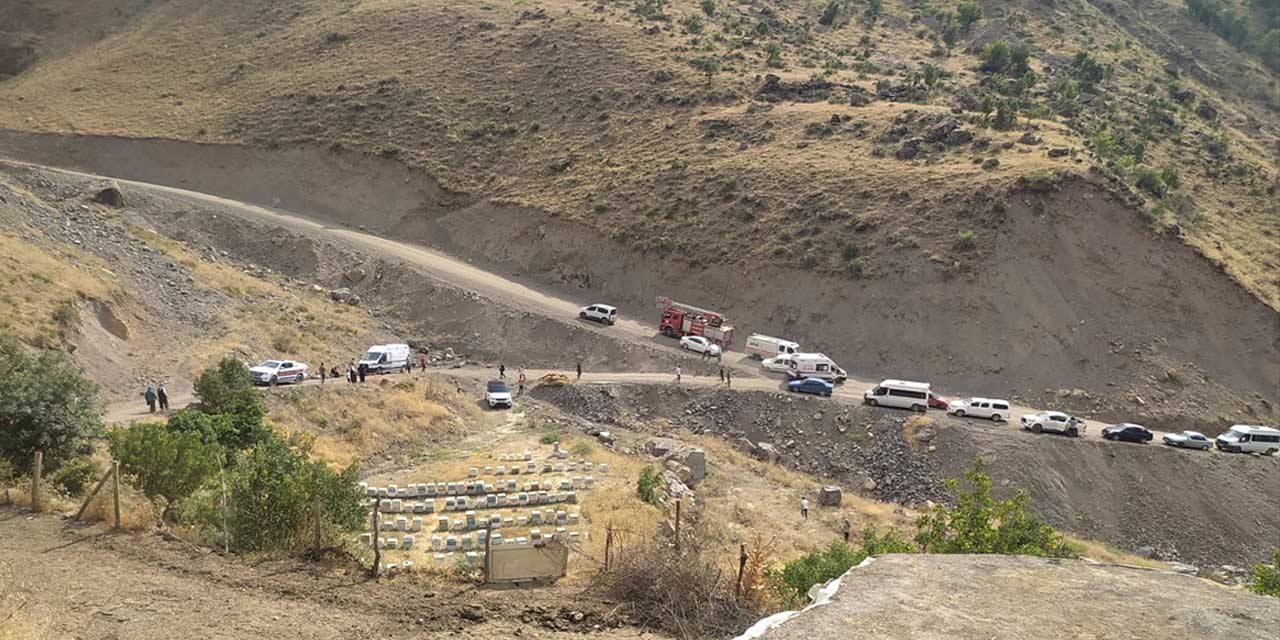 Hakkari'de güvenlik korucularını taşıyan kamyonet devrildi: 7 korucu yaralandı