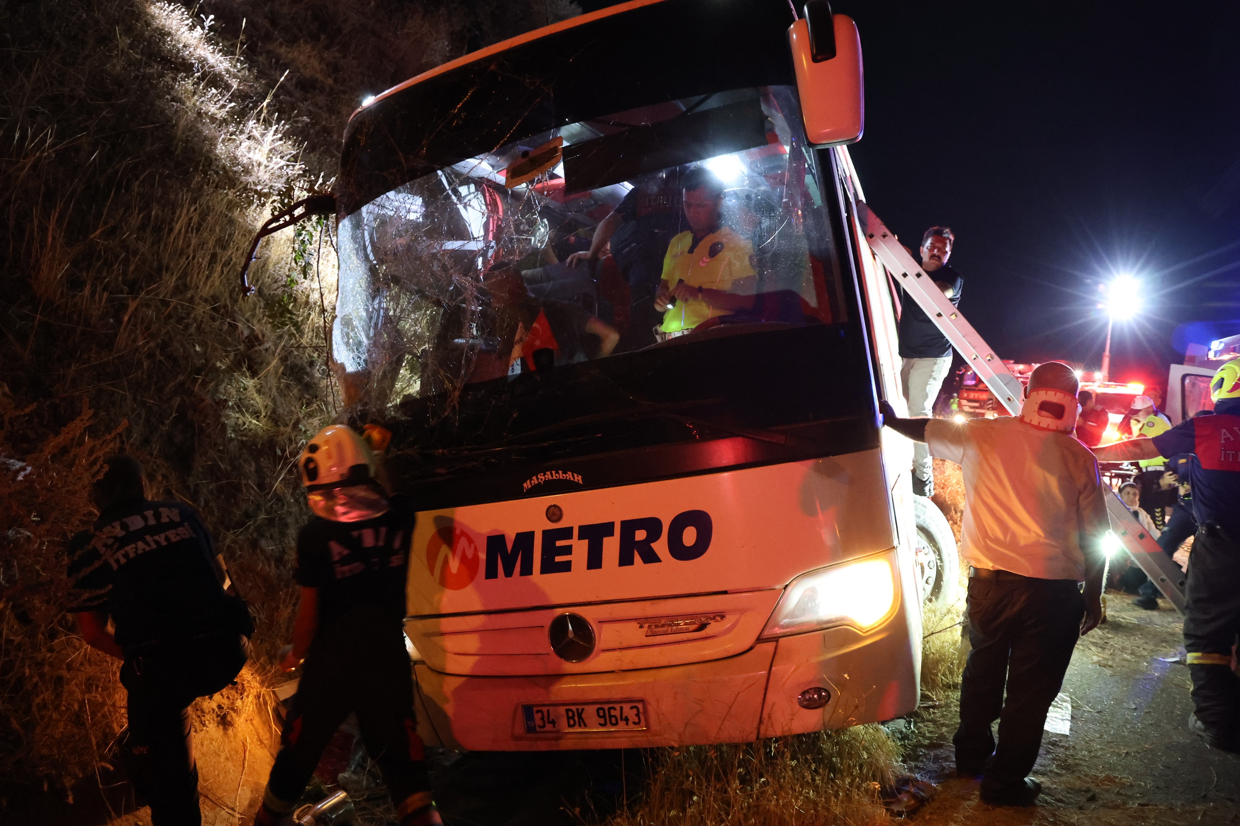 Aydın'da kontrolden çıkan yolcu otobüsü yan yattı: 1 ölü, 10 yaralı