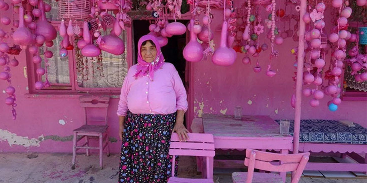 75 Yaşındaki 'Barbie Teyze'nin pembe dünyası