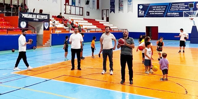 Pursaklar Belediye Başkanı Ertuğrul Çetin genç basketbolcular ile bir araya geldi