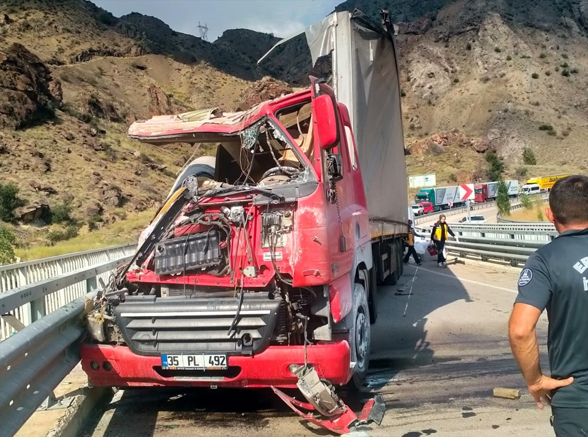 Erzurum'da bariyerlere çarpan TIR'ın sürücüsü hayatını kaybetti