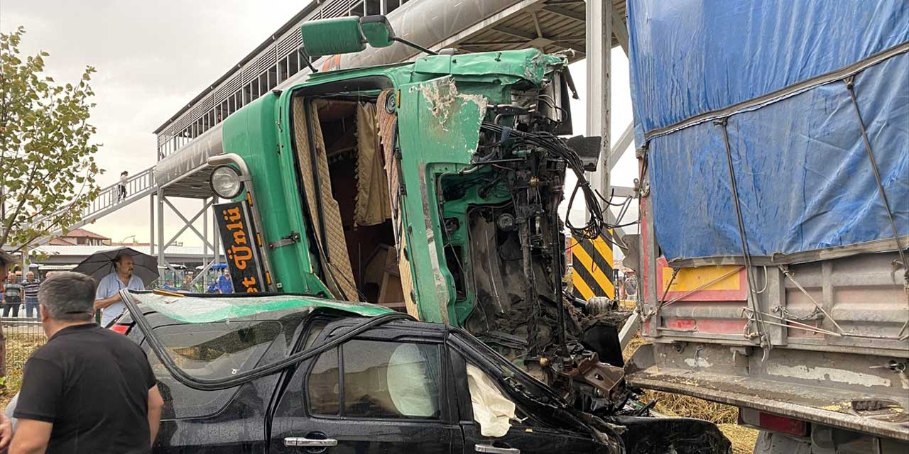 Afyonkarahisar'da katliam gibi zincirleme kaza: Freni patlayan TIR faciayı yaşattı, 2 kişi öldü 3'ü ağır 12 kişi yaralı