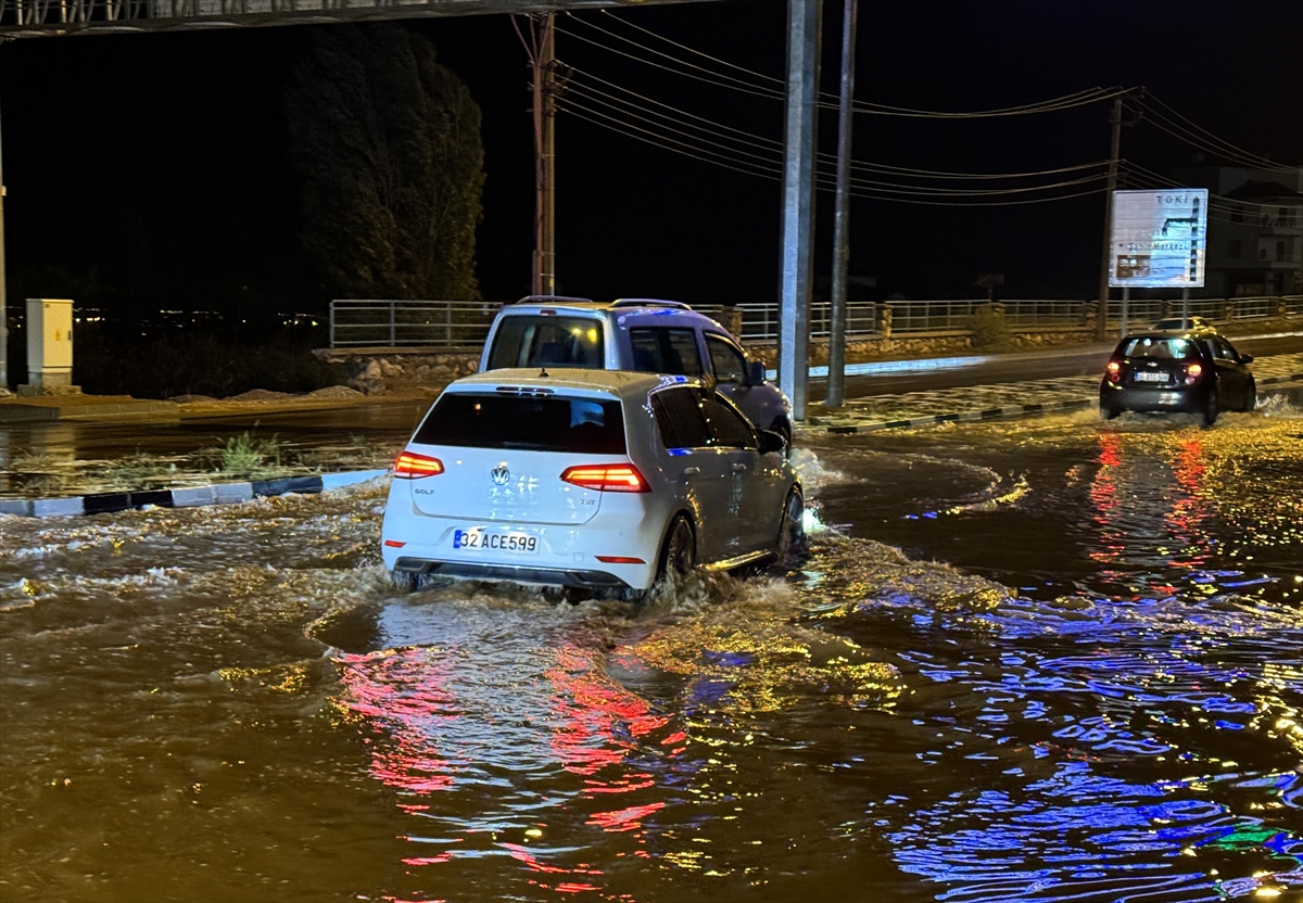 Aksaray'da sağanak su baskınlarına yol açtı, dolu araçlara hasar verdi