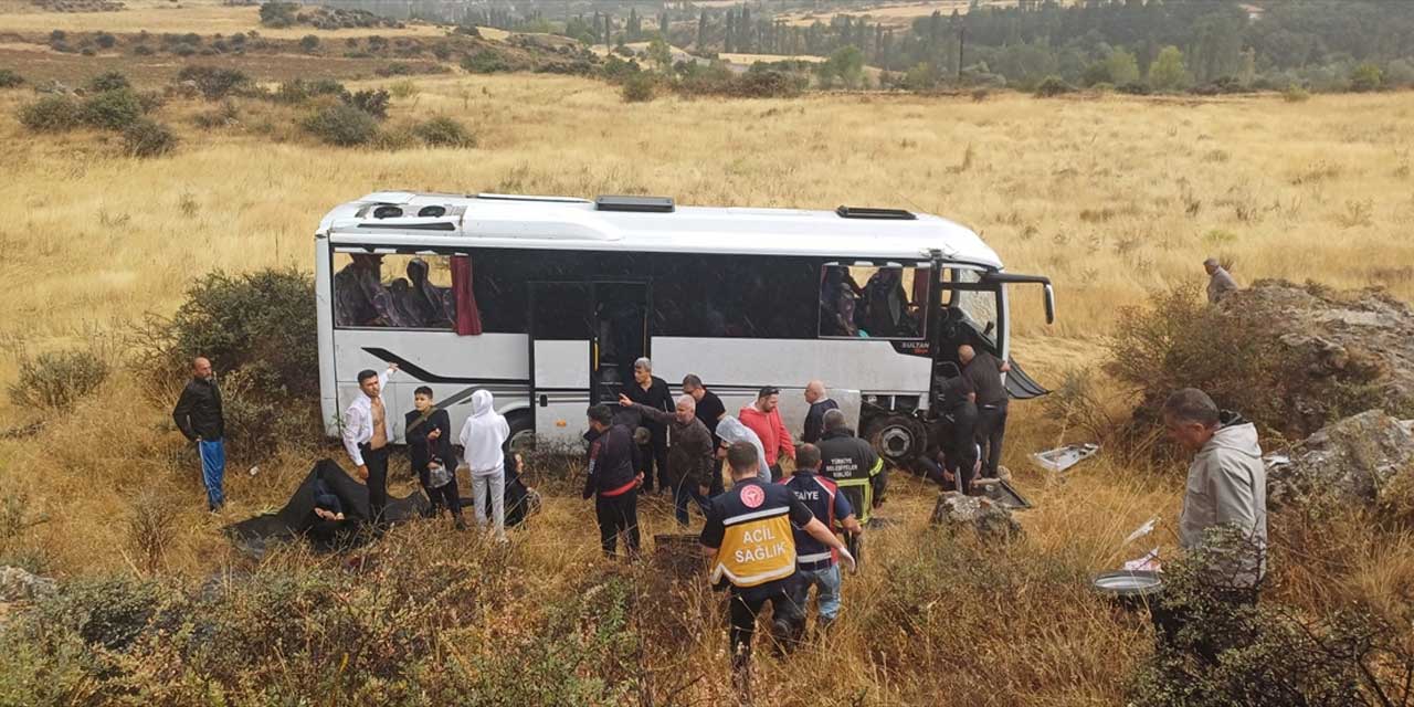 Ankara'dan Sivas'a düğün için yola çıkan midibüs devrildi: 29 yaralı