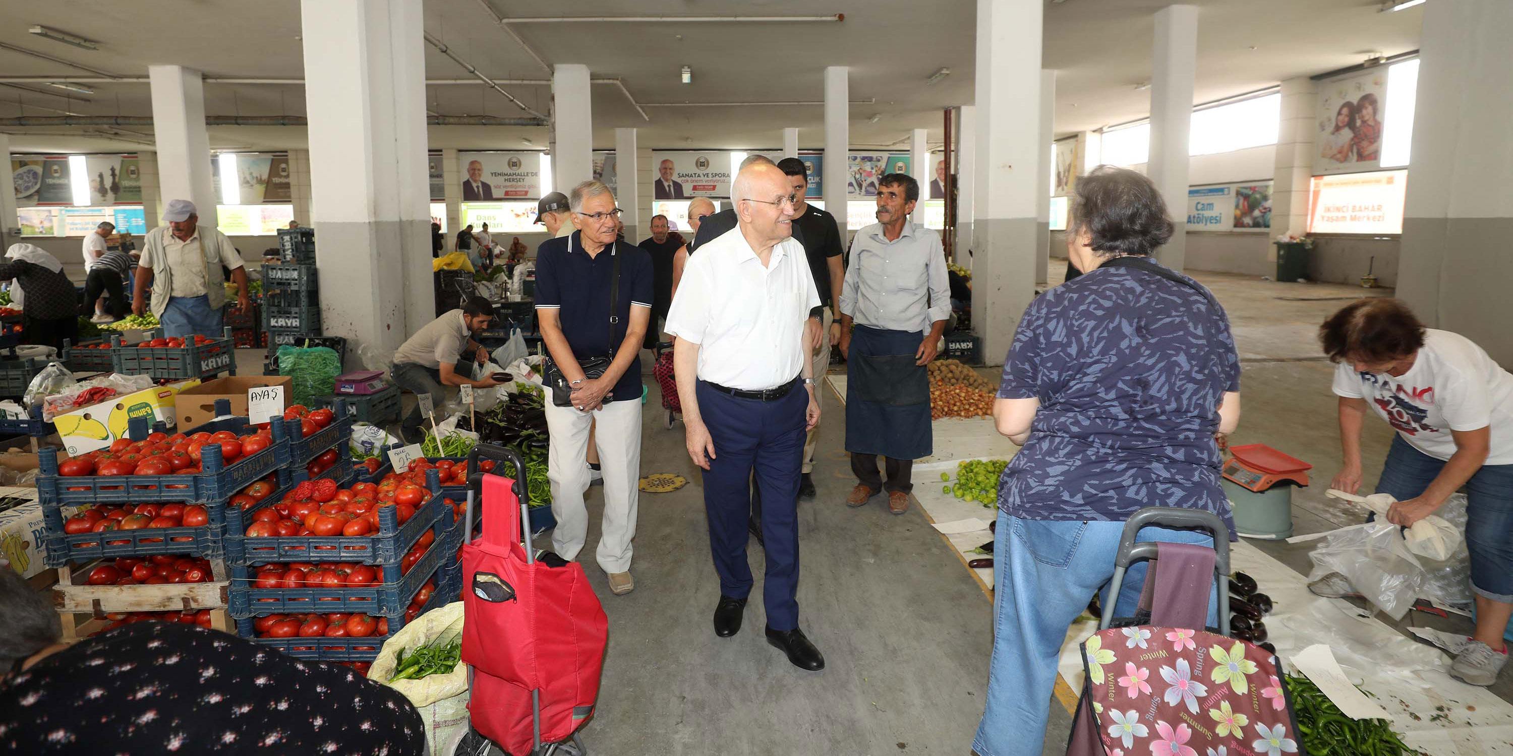 Fethi Yaşar, Köylü ve El Emeği Pazarı’ndan alışveriş yaptı