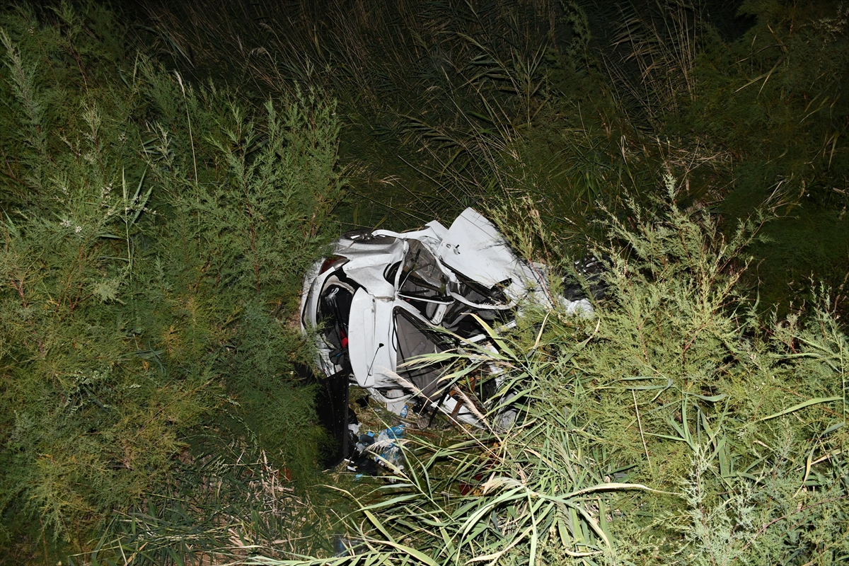 Adıyaman'da dere yatağına devrilen otomobilin sürücüsü yaşamını yitirdi