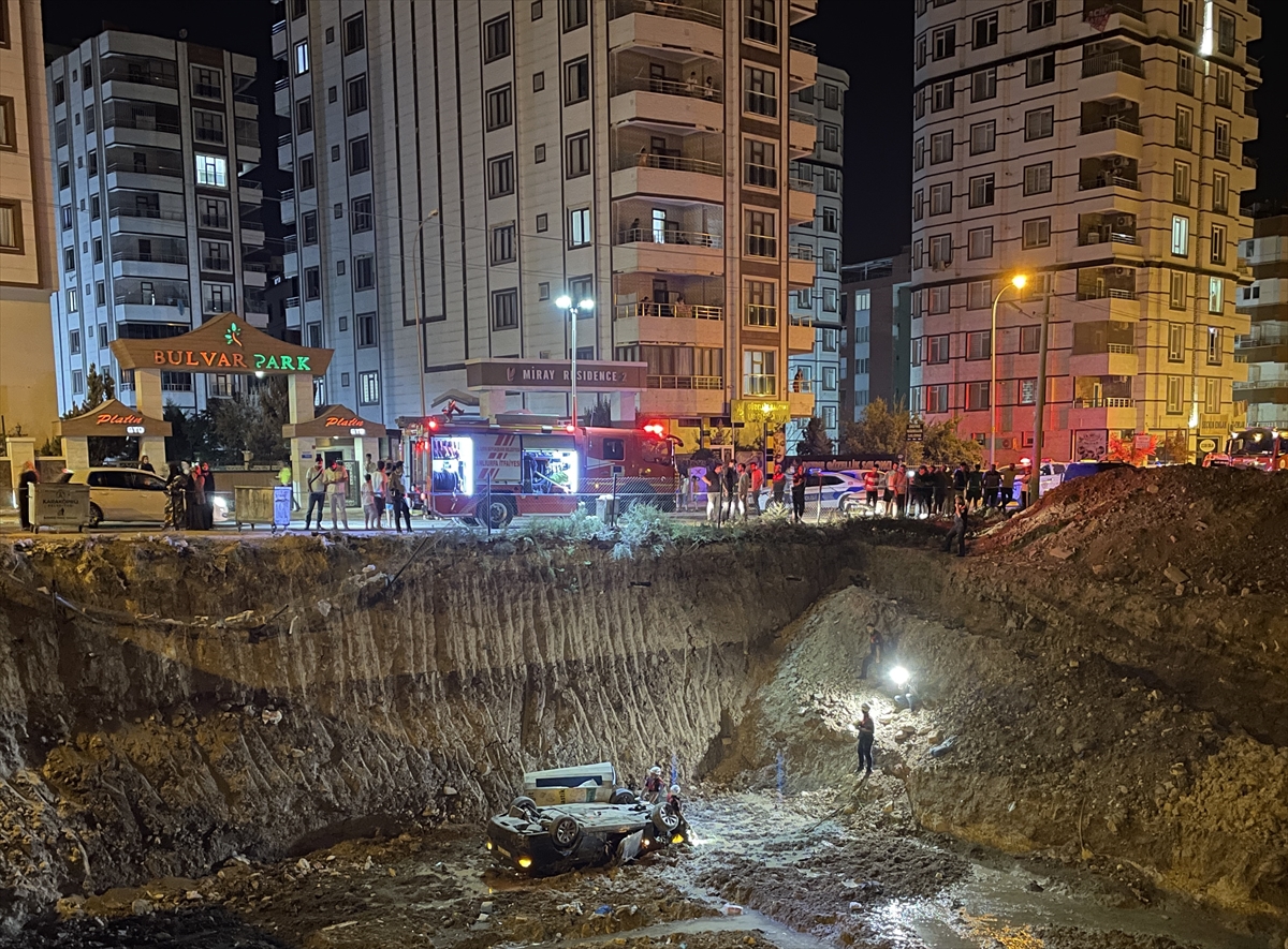 Şanlıurfa'da inşaat temeline düşen otomobildeki 3 kişi yaralandı