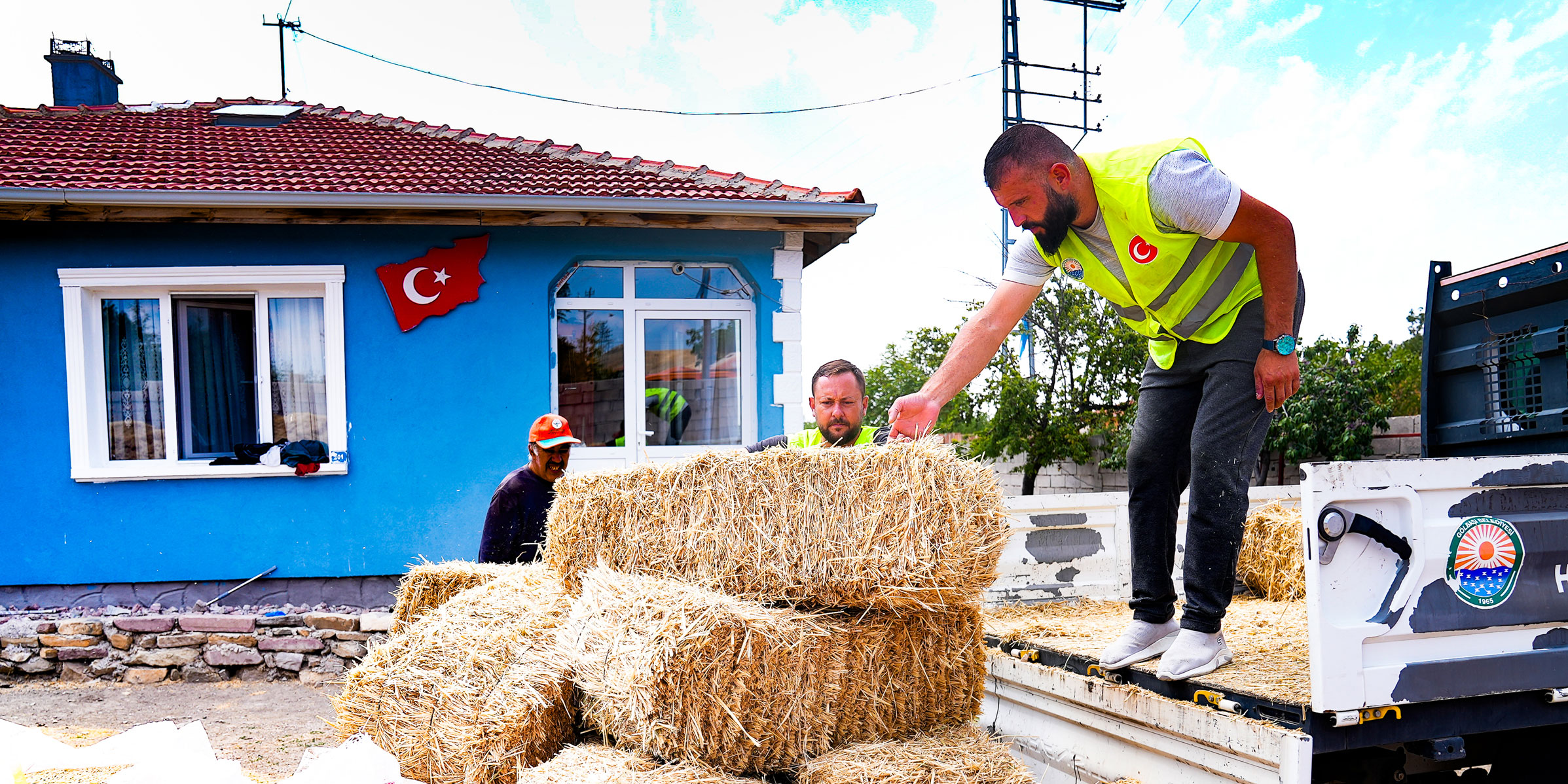 Gölbaşı Belediyesinden çiftçilere saman desteği