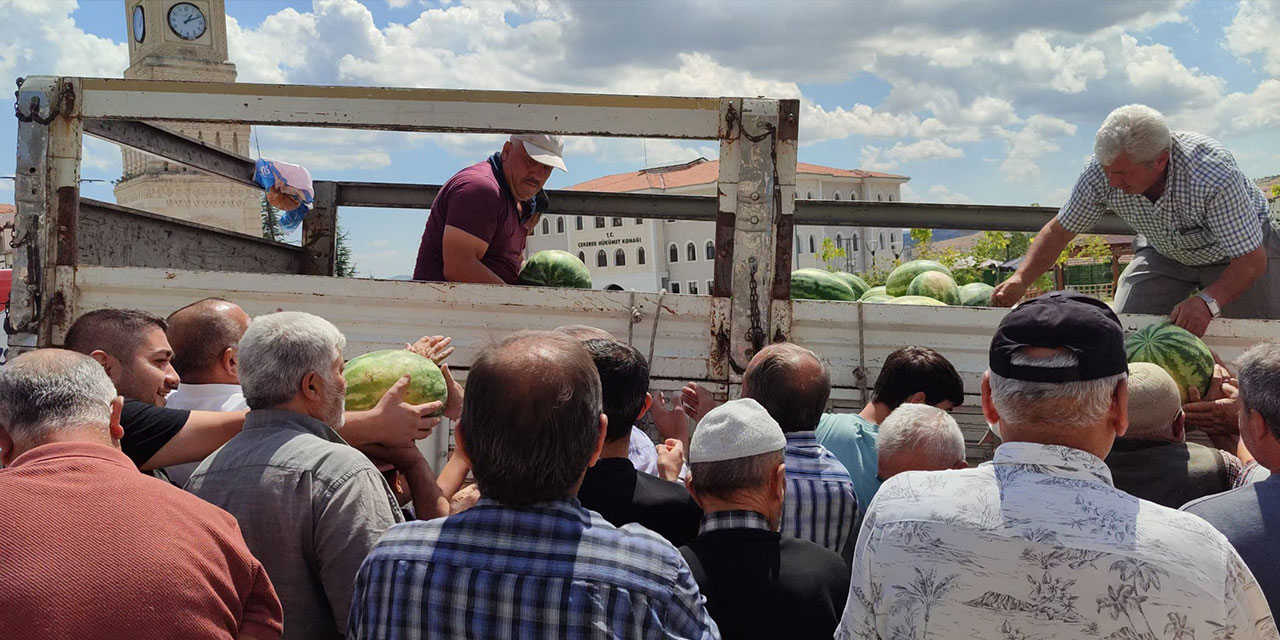 Yozgat Çekerek'te 17 ton karpuzu hayır için dağıttı