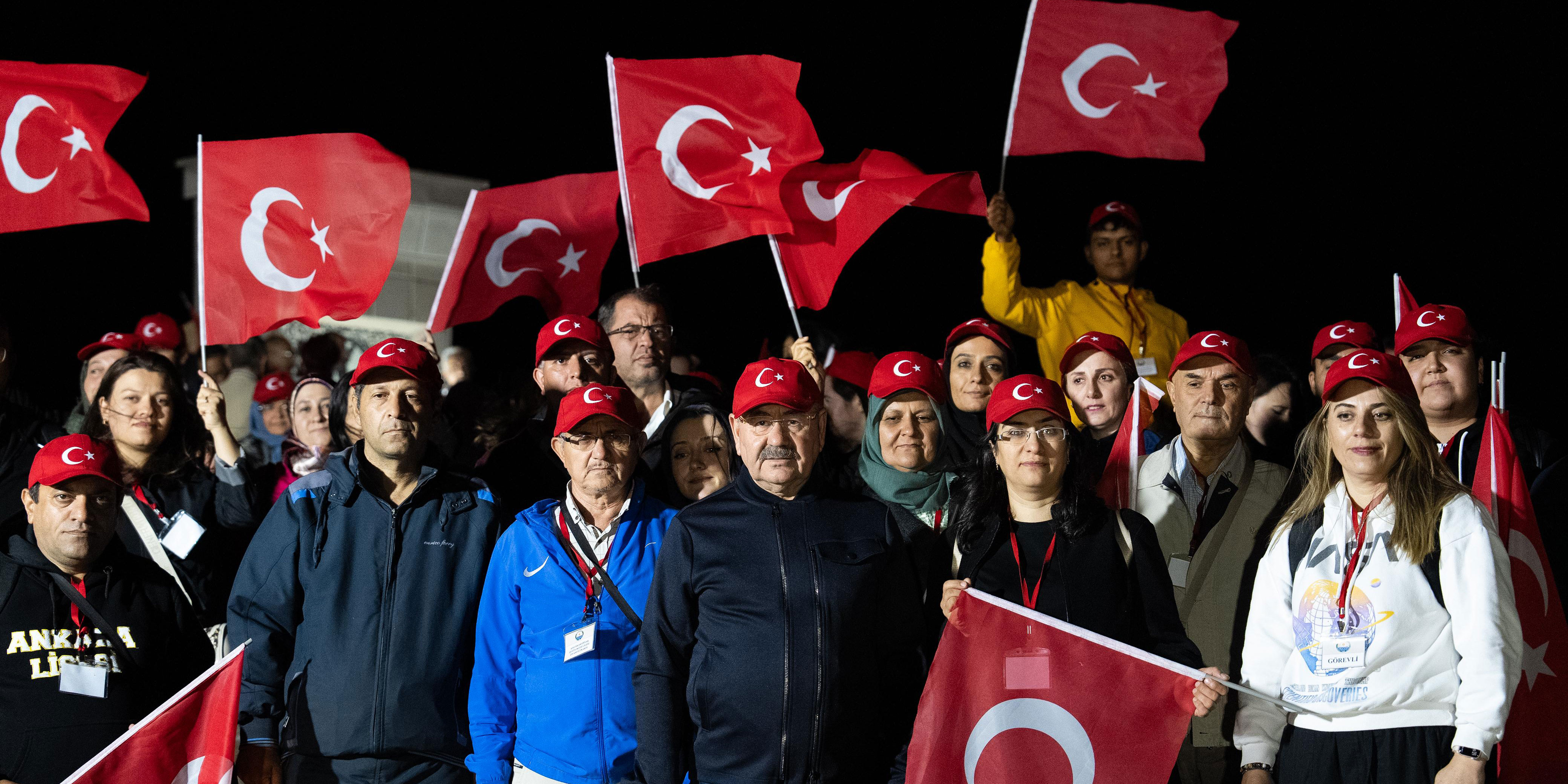 Gölbaşılılardan Afyonkarahisar çıkarması: Zafer coşkusuna ortak oldular