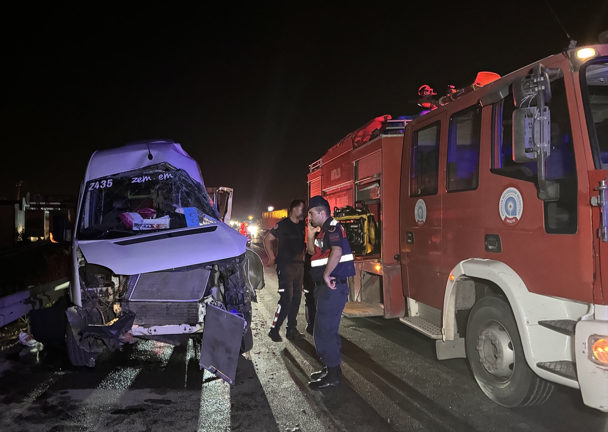 Antalya'da TIR ile çarpışan minibüsün sürücüsü yaralandı