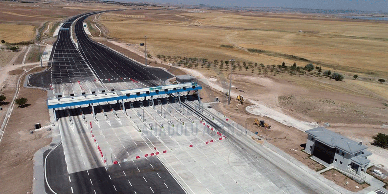 Ankara-Konya  kara yolunda ulaşım tek şeritten kontrolü bir şekilde sağlanıyor