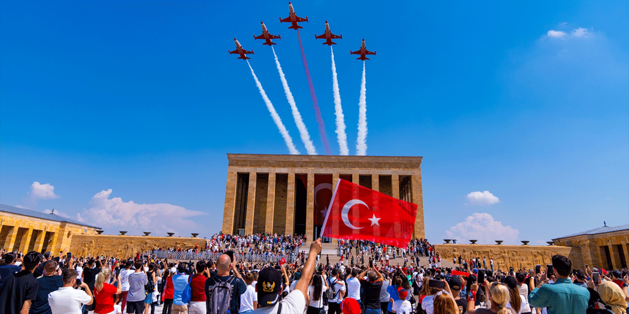 Anıtkabir'de ziyaretçi akını