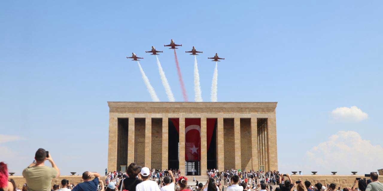 Türk Yıldızları'nın Anıtkabir üzerinde saygı uçuşu esnasında telsiz  konuşmaları paylaşıldı:Tüm şehit ve gazilerimize saygılar