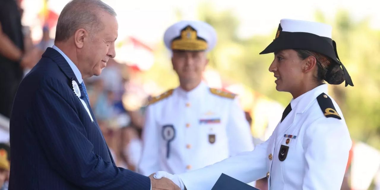 Cumhurbaşkanı Erdoğan'dan Deniz Harp Okulu mezunlarına tebrik