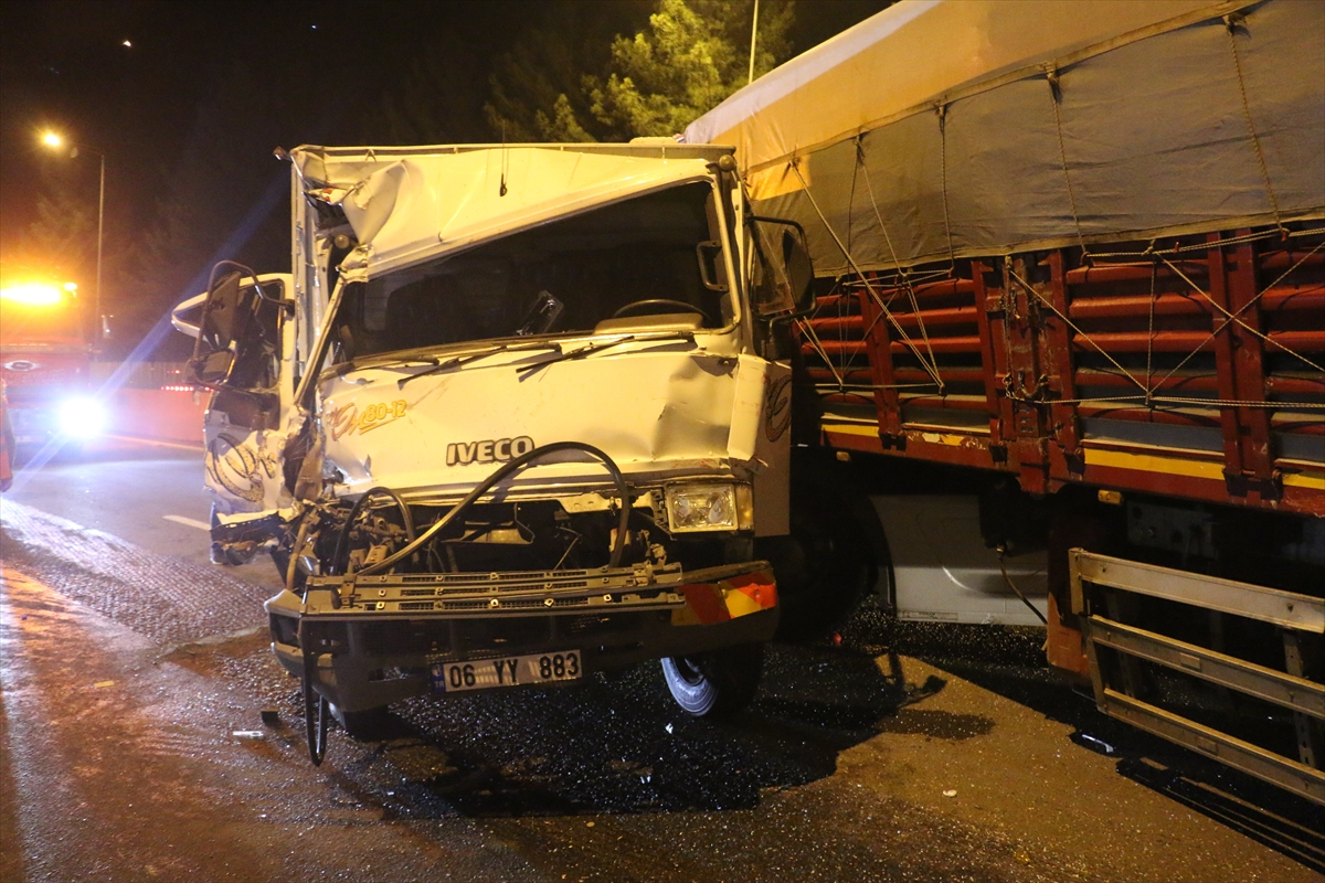 Adana'da iki araç rampayı çıktığı sırada geri geri giden tırla çarpıştı