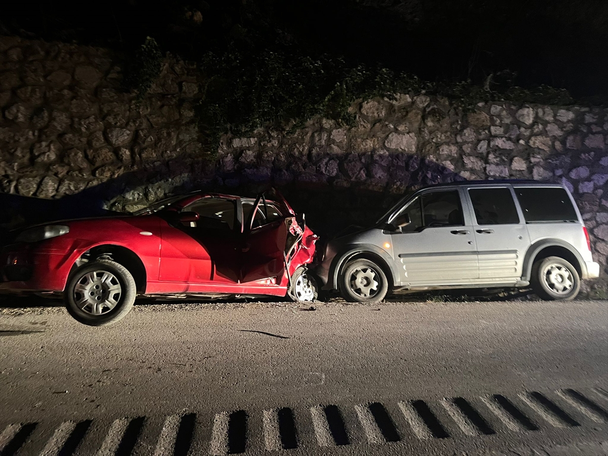 Karabük'te hafif ticari araç ile otomobilin çarpıştığı kazada 4 kişi yaralandı