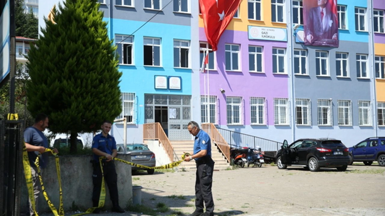 Okulun ilk günü öğrencilere çarpan öğretmen tutuklandı