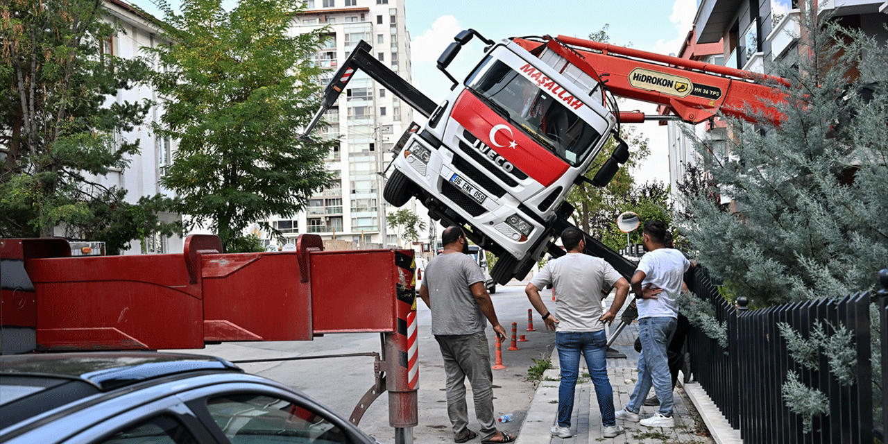 Çankaya'da binanın çatısına yük taşıyan vinç yan yattı