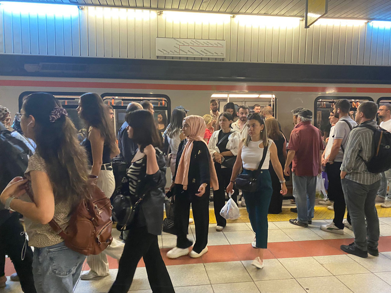 Ankara'da ulaşım sorunu büyüyor! Sabah saatlerinde metro tıklım tıklım!