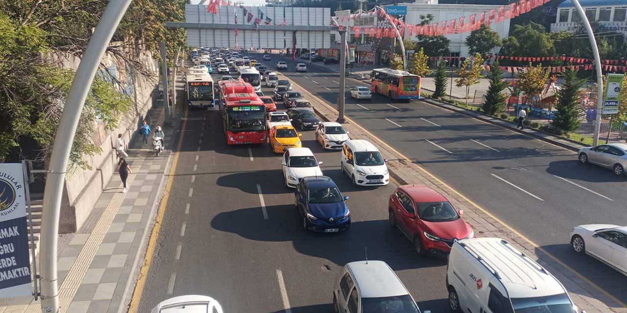 Okulların açılmasıyla Ankara trafiği felç oldu