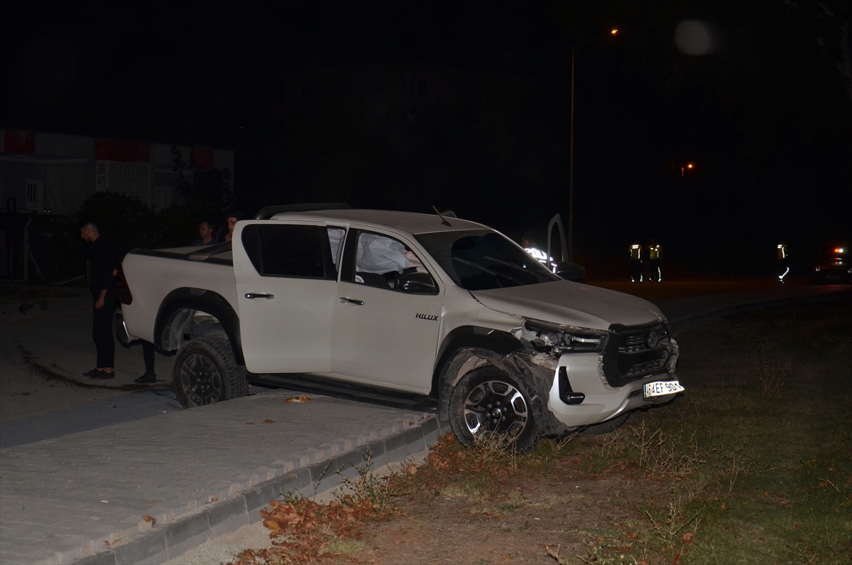 Kamyonetin çarptığı akülü tekerlekli sandalyelerde bulunan 3 kişi yaralandı