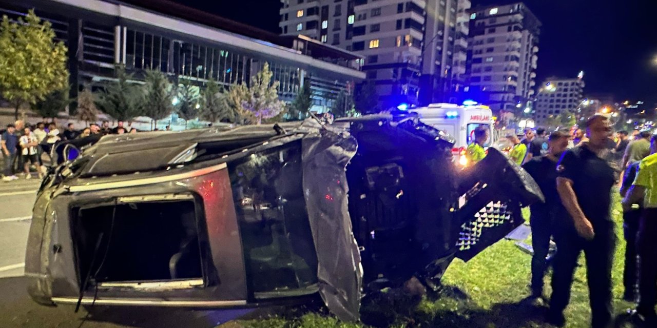 Önündeki araca çarpan otomobil 60 metre sürüklendi: 1'i ağır 3 yaralı