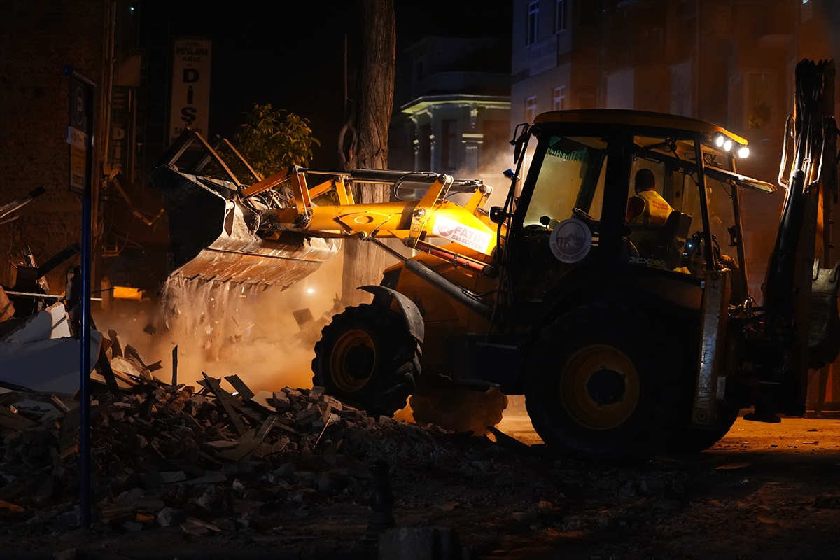 Fatih’te çöken 3 katlı metruk binada çalışmalar sonlandırıldı