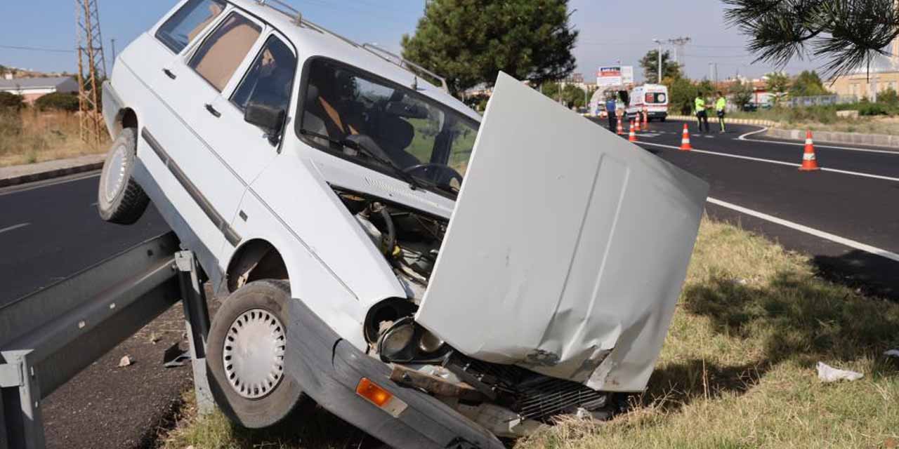 Nevşehir’de kontrolden çıkan araç bariyerlere çıktı