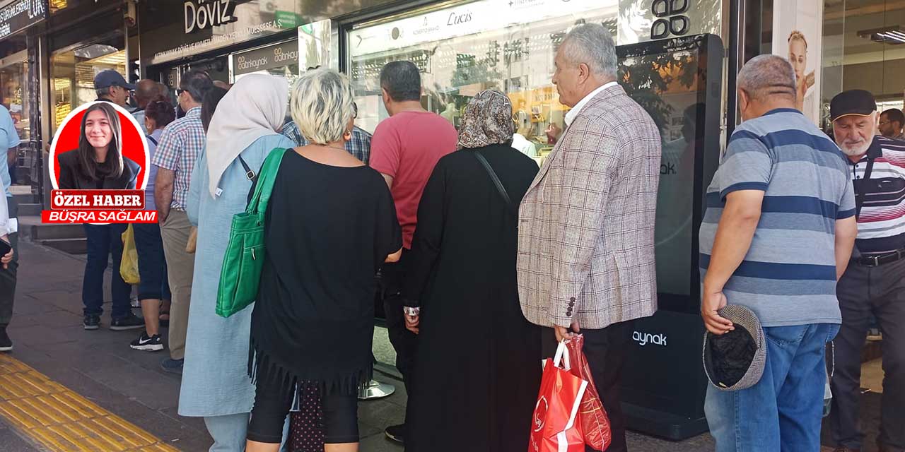 Ulus’ta dövizci kuyruğunda sırayı görenler dönüp bir daha bakıyor