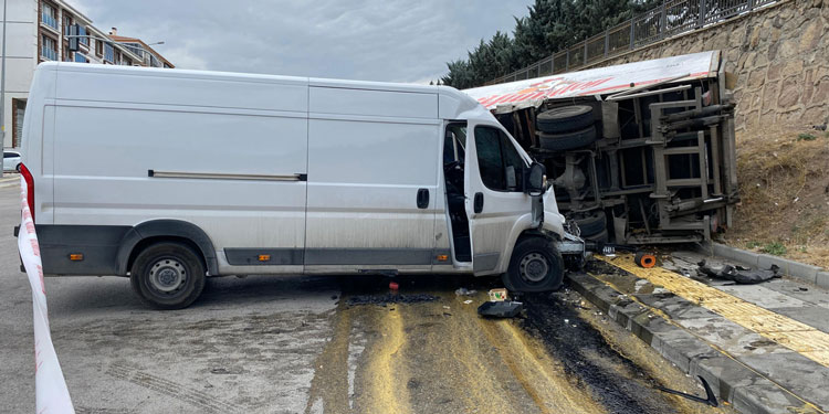 Keçiören'de korkutan kaza: Yumurtalar yola saçıldı